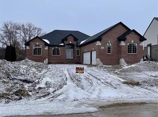 35613 Windridge Dr, New Baltimore, MI 48047