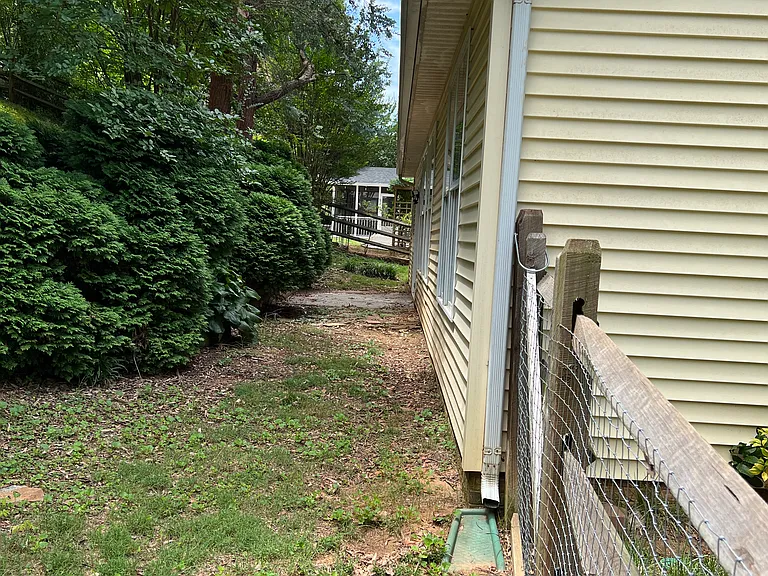 216 Howe St — Photo 41