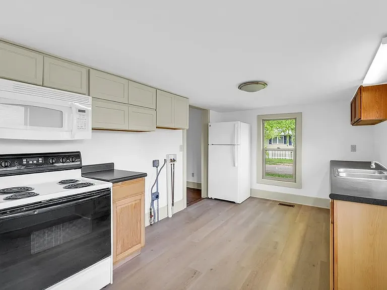 413 E Lincoln St — Photo 8