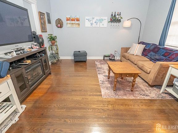 5th image of 495 Amboy Ave
