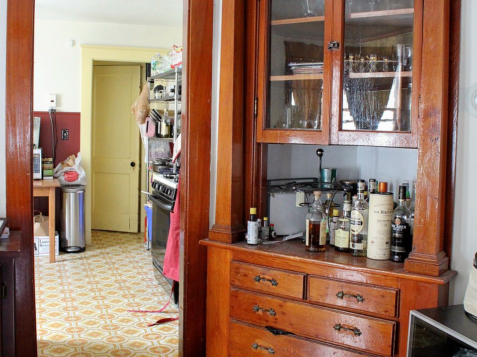  Built-In Hutch