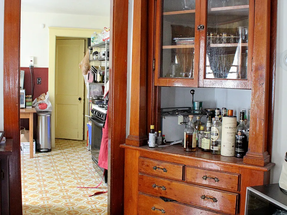 Built-In Hutch