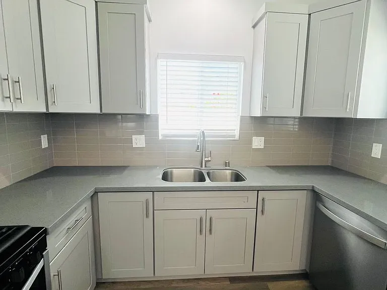 1830 W Bernardy Pl #B — Photo 9