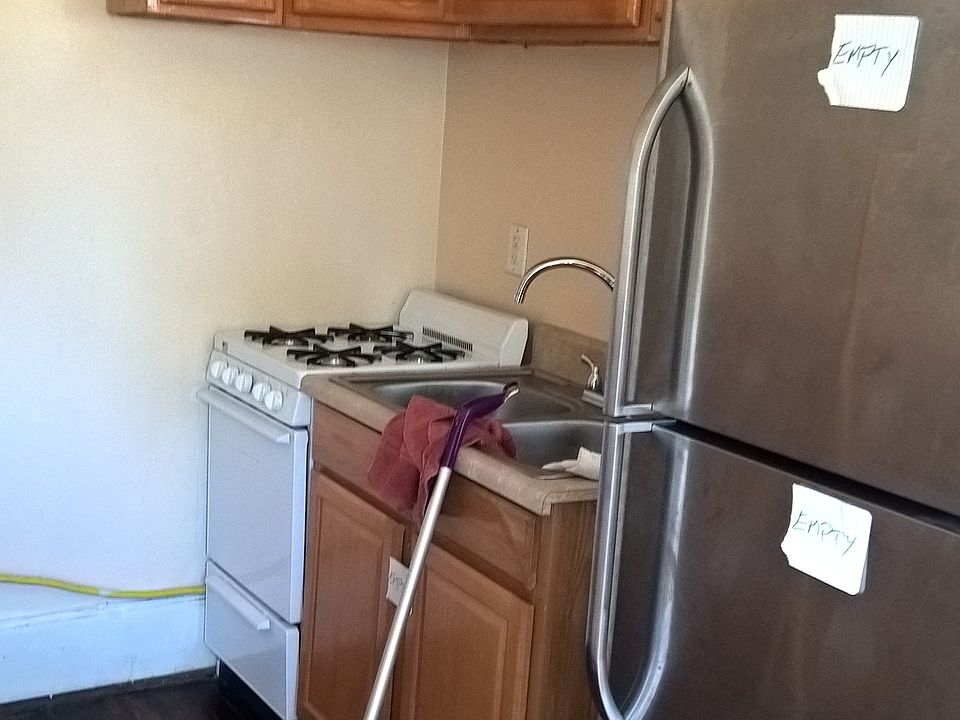 Kitchen with working fridge, sink and oven!