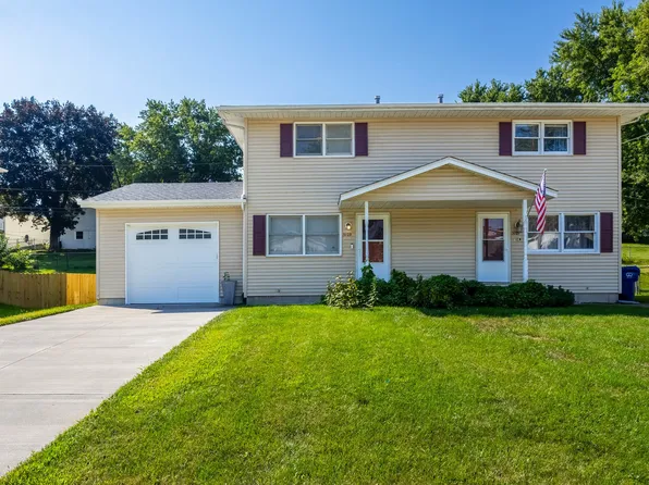 3109 Sunburst Dr, Bettendorf, IA 52722