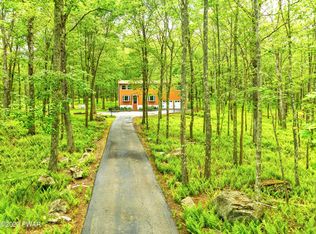 130 Parkwood Dr, Hawley, PA 18428