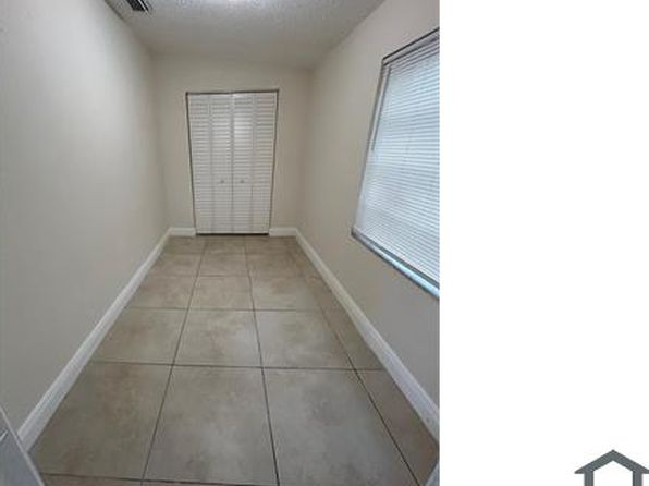 1828 NW 93rd Ter