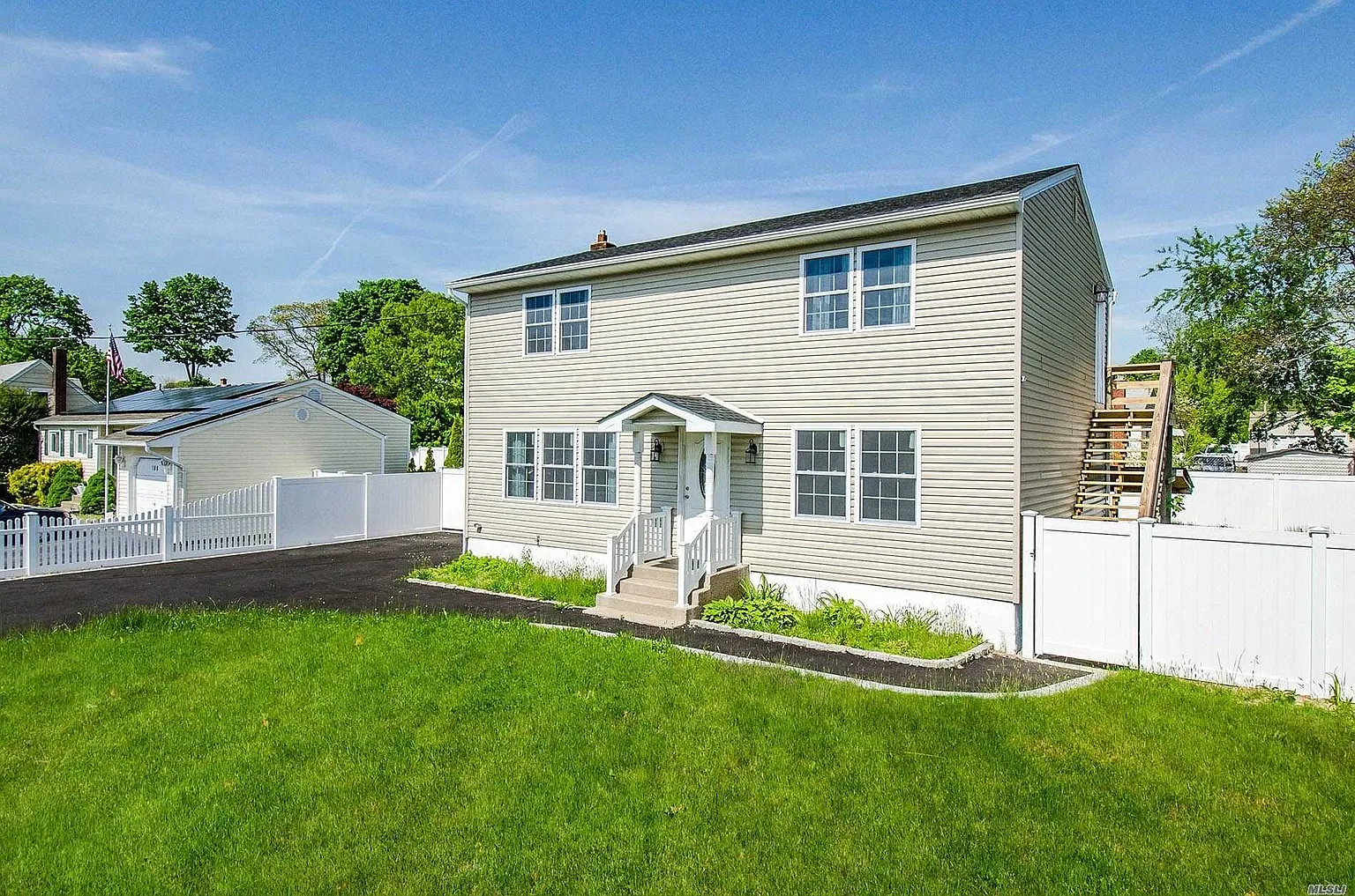 196 Commack Rd photo 1