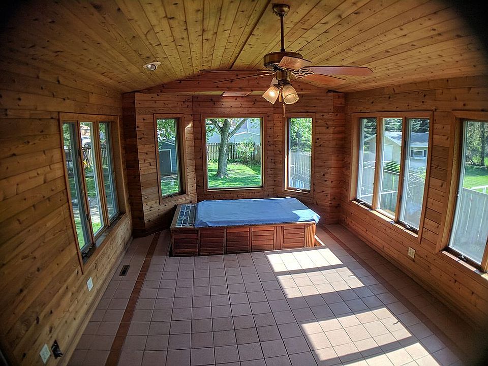 Sun porch with hot tub