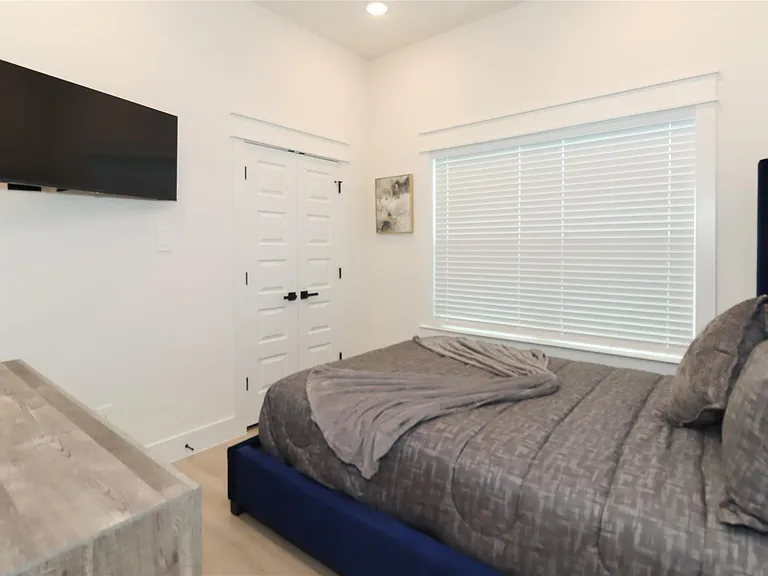 4902 Higgins St #B — Photo 31