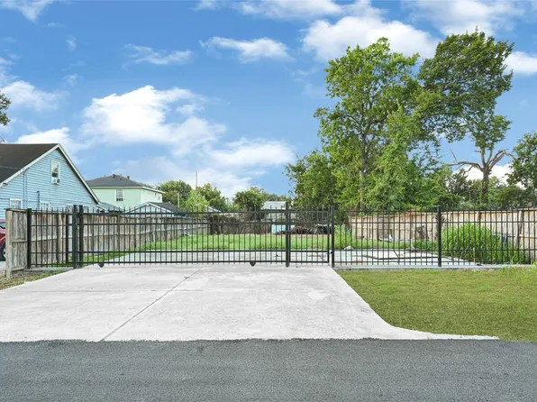 9210 E Avenue Q, Houston, TX 77012