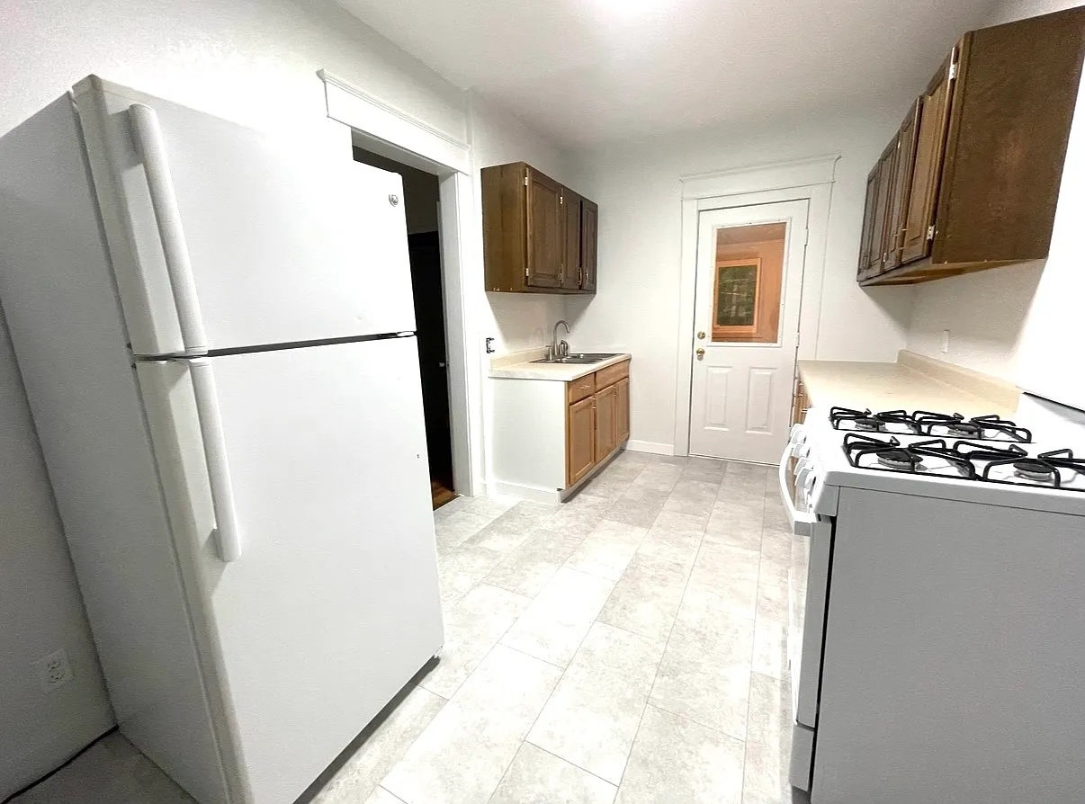 3 bed, 1344 sqft, $1,200 — Photo 2