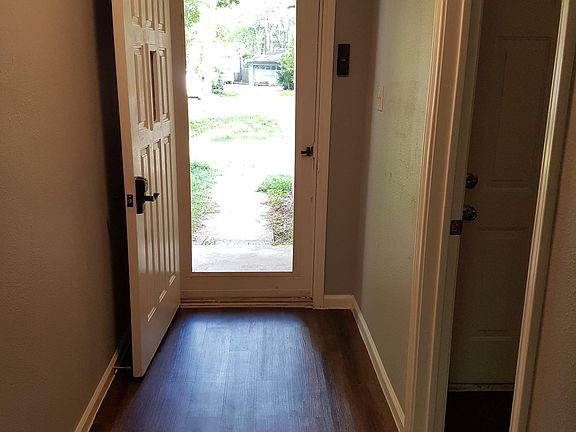 2nd image of 1209 Pin Oak Dr