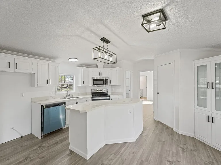 23239 Lakeside Dr — Photo 6
