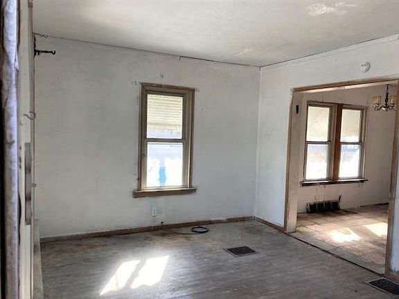 3rd image of 867 N State St