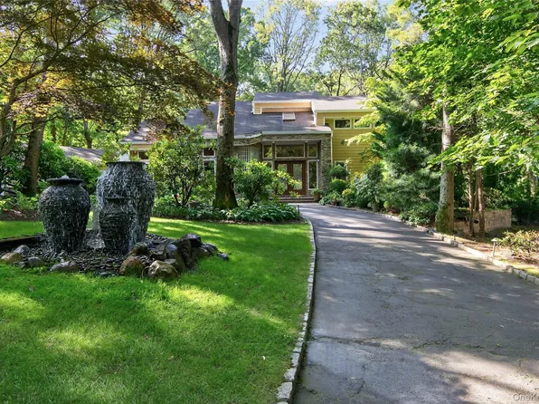 18 Roundtree Drive, Melville, NY 11747