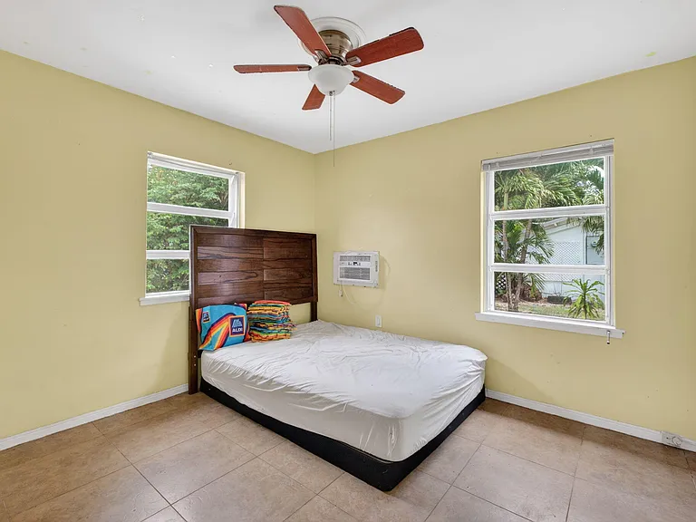 841 SW 18th Ct — Photo 31