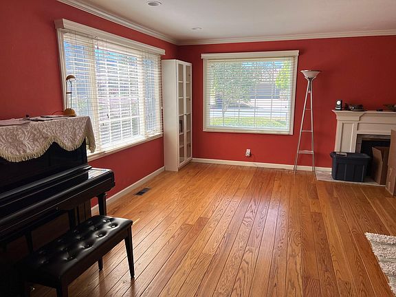 Living Room with fireplace