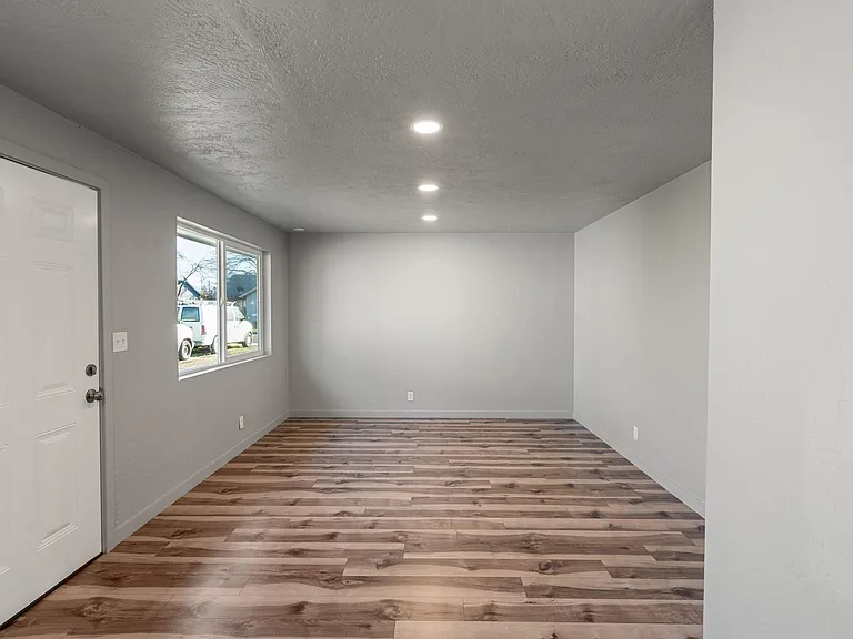 1028 W 11th St — Photo 11