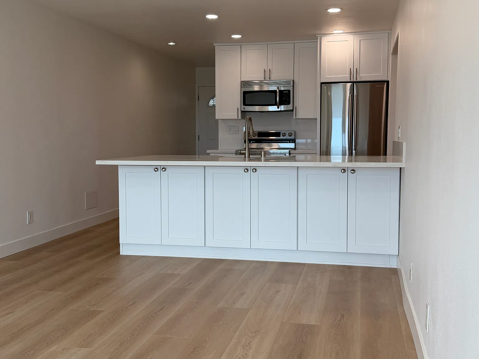3 bed, 998 sqft, $3,500 — Photo 1