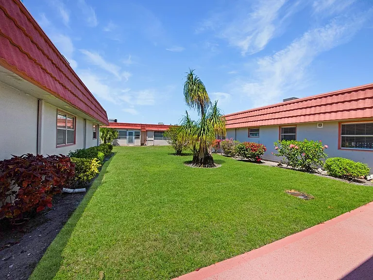 274 Seville Ct #L — Photo 14