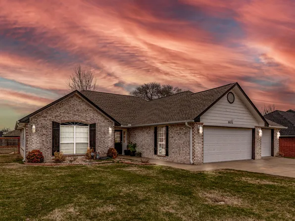 601 E 9th St, Grove, OK 74344