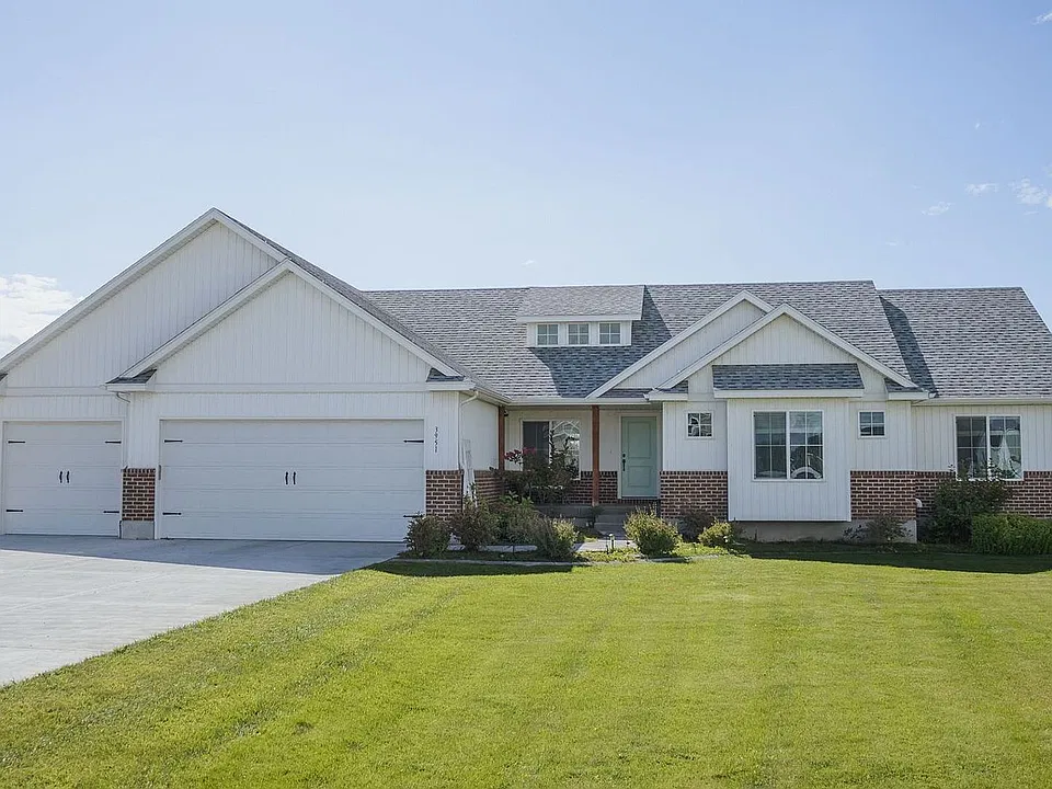 3951 Woodland Dr