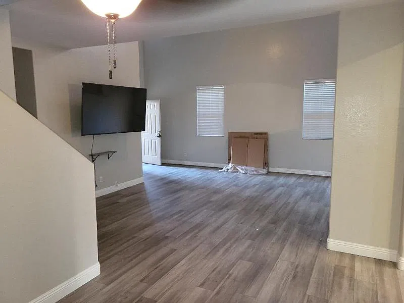 4 bed, 2.5 bath, 2030 sqft, $2,400 — Photo 3
