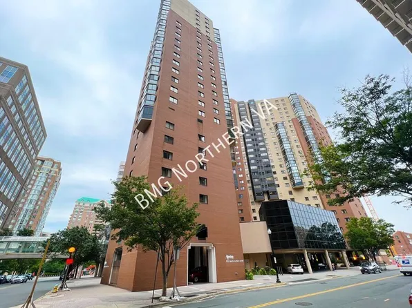 900 N Stafford St, Arlington, VA