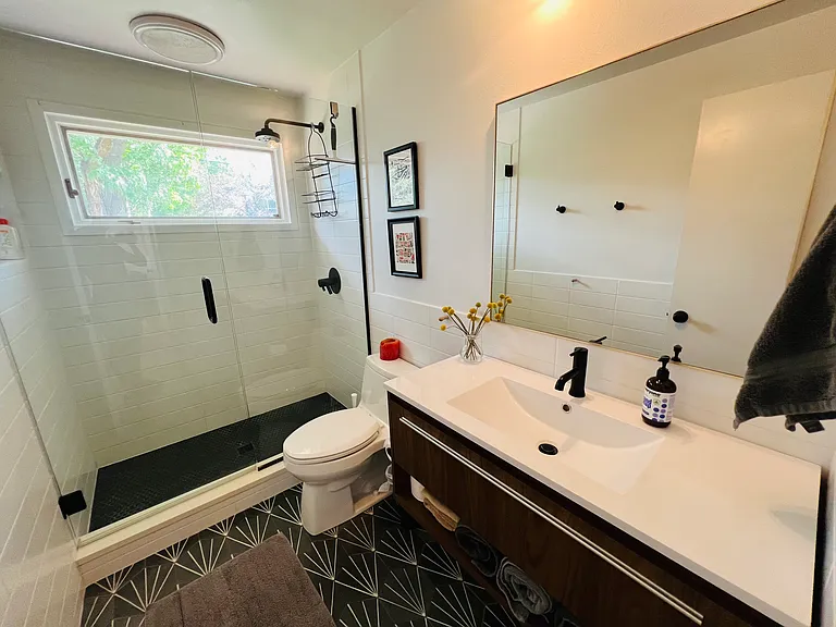 2530 Hawthorn Ave — Photo 7