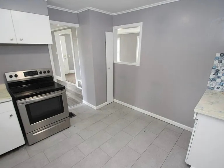 569 Washington Ave — Photo 6