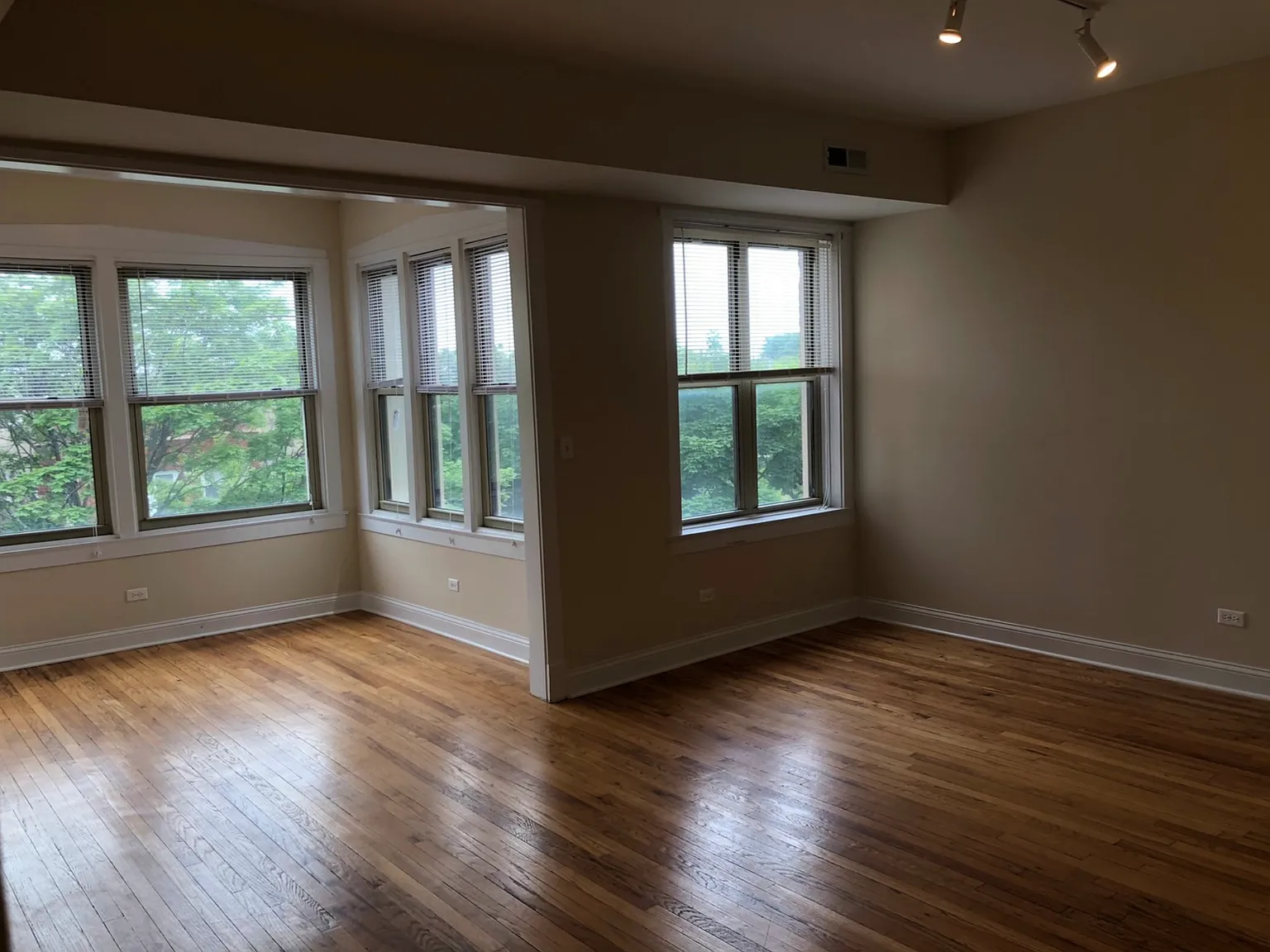 2 bed, 950 sqft, $1,950 — Photo 1