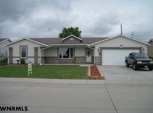 565 3rd St, Gering, NE 69341