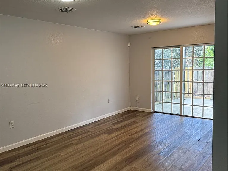 582 SW 2nd Pl — Photo 10