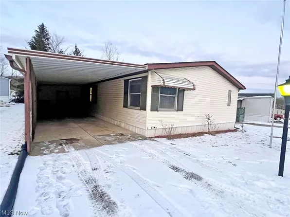 2744 Deer Pass Dr SW, Canton, OH 44706