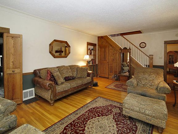 5th image of 270 Hubbard St