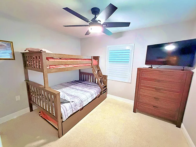 219 Crescent Ct E — Photo 34