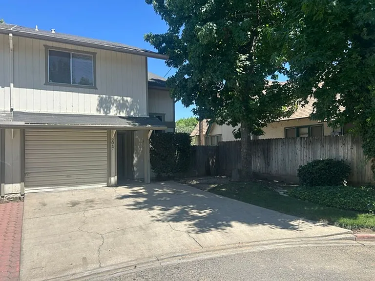 2047 E Laura Ave — Photo 1