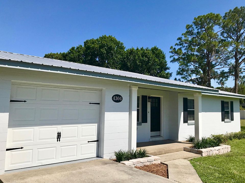 Facade - Closeup / Garage View