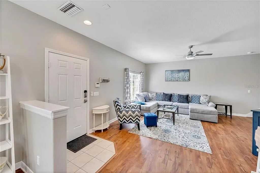 3 bed, 2.5 bath, 1400 sqft, $2,100 — Photo 3