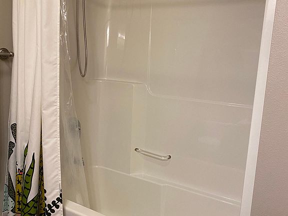 Bathroom 2 (Upper Level)