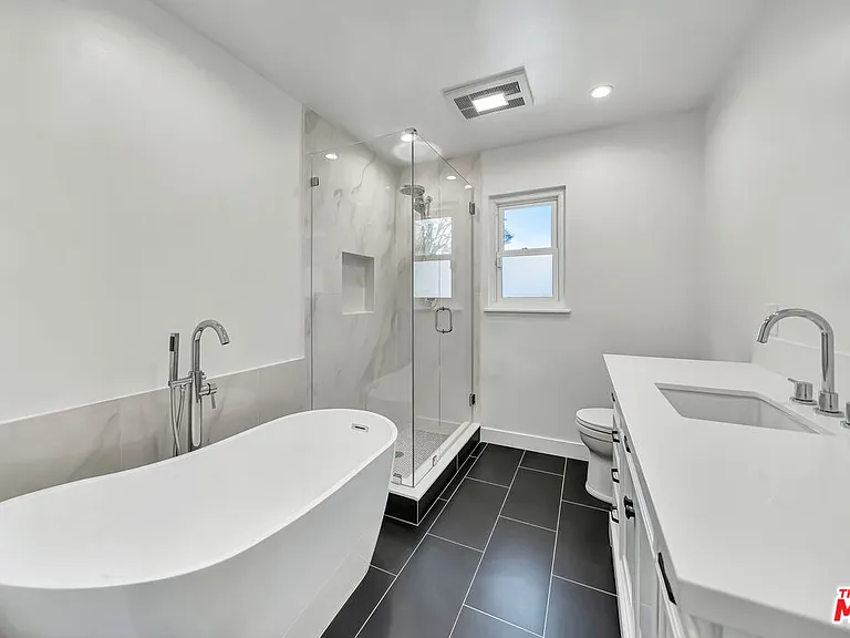 23008 Hamlin St — Photo 17