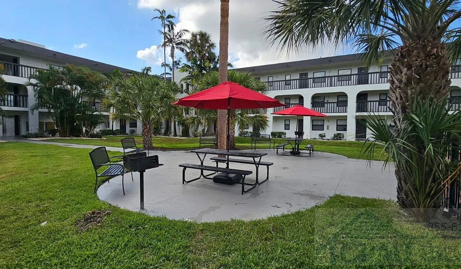 Riverside Manor/N'ice Apartments - 889 Riverside Drive, Ft. Lauderdale, FL 33312 — Photo 4
