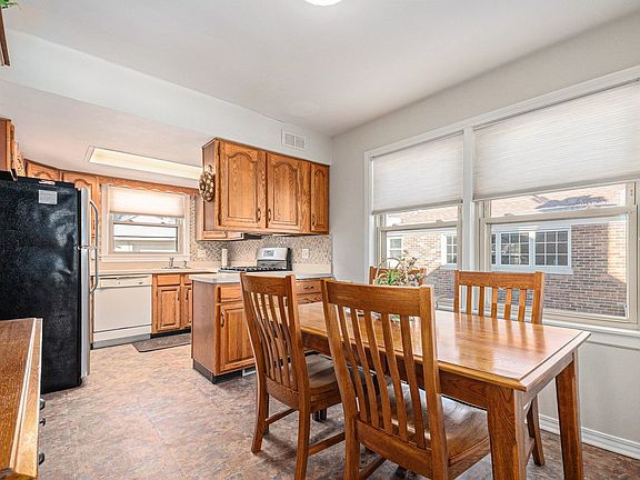 5th image of 808 S Vail Ave