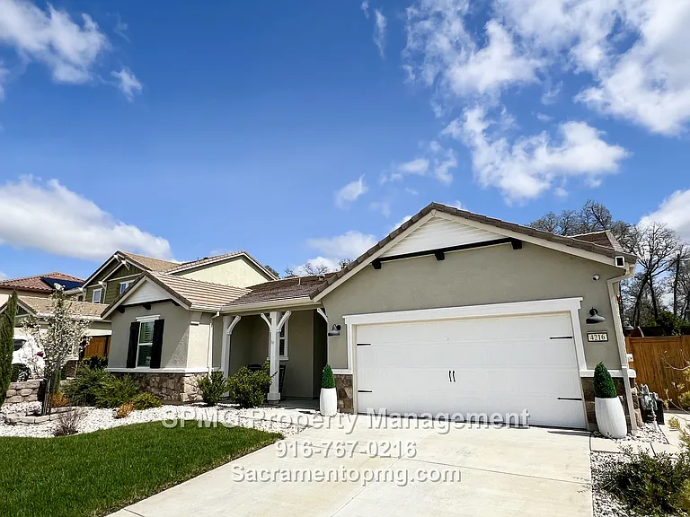 4216 Whitethorn Dr — Photo 1