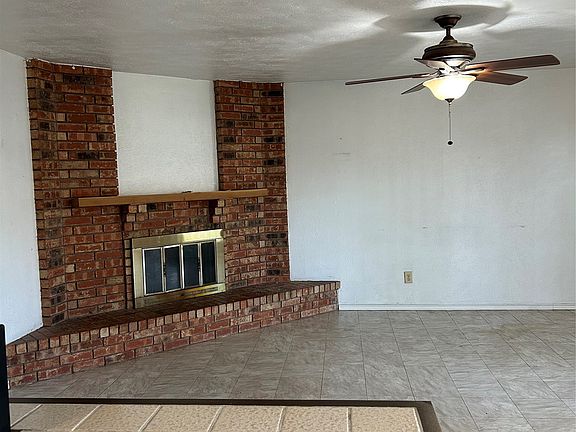 3rd image of 633 Valley View Dr