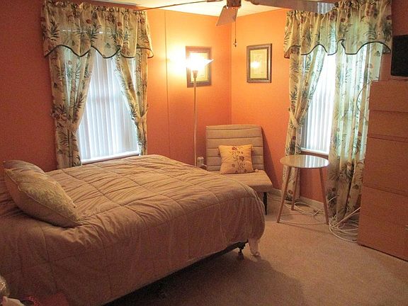 3rd image of 101 W Sugarloaf Ln