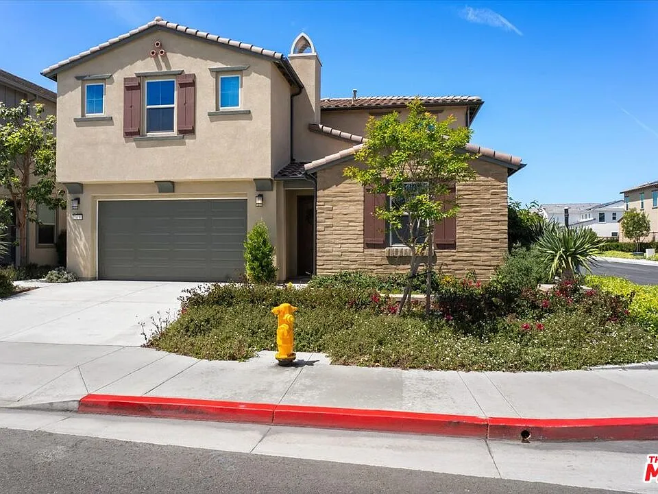 21181 Strathmoor Ln