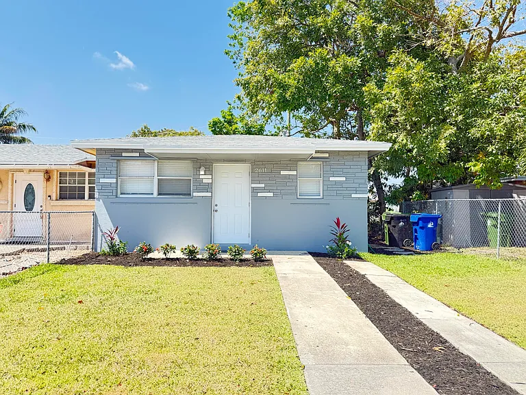 2611 NW 21st St — Photo 3