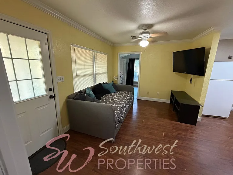 979 W Pecan St — Photo 5